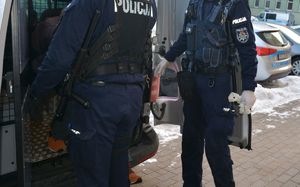 Policjanci z zatrzymanym