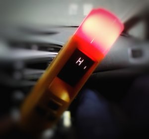 Urządzenie do badania trzeźwości wskazujące czerwoną lampkę.